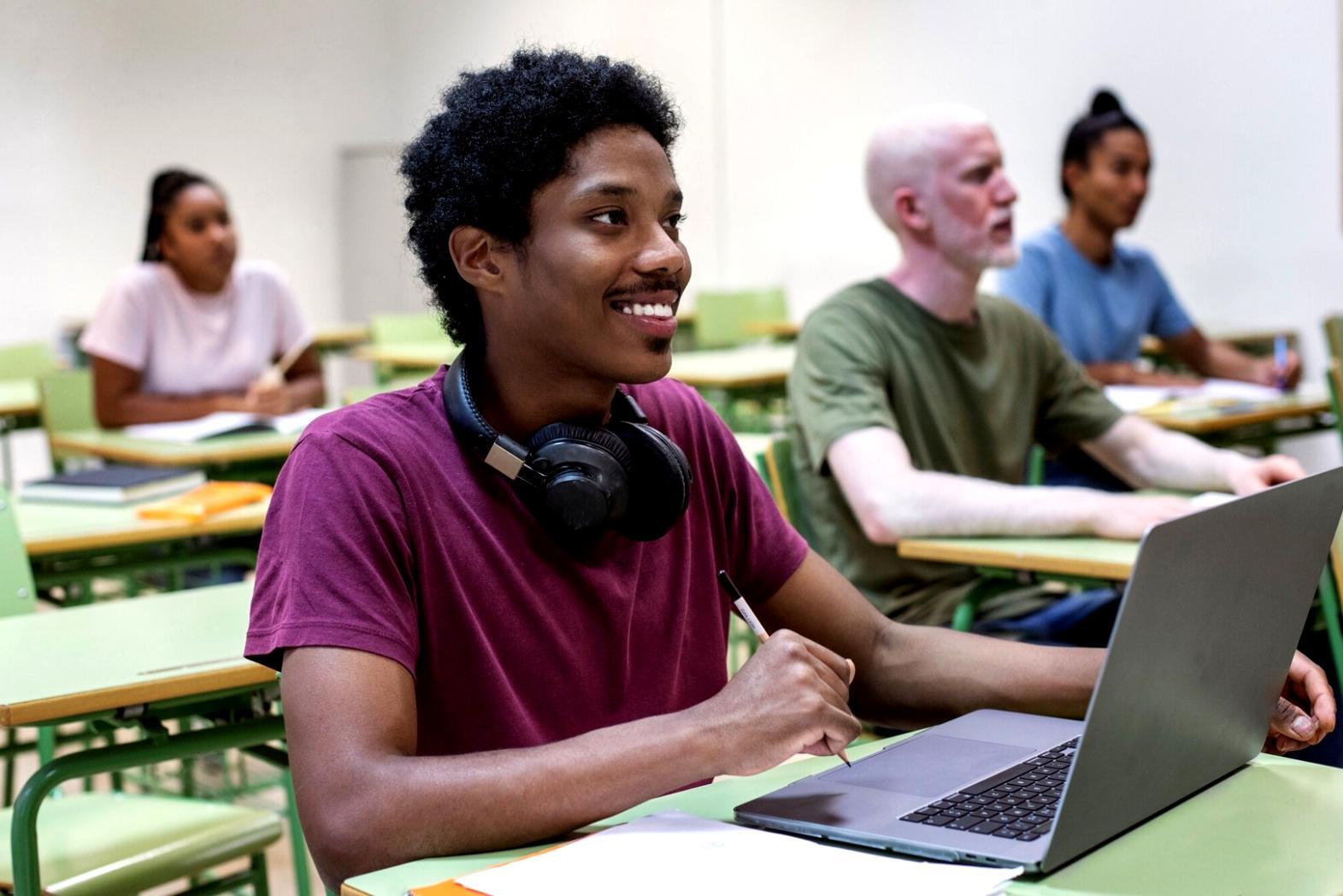 Studenti internazionali durante una sessione di apprendimento collaborativo